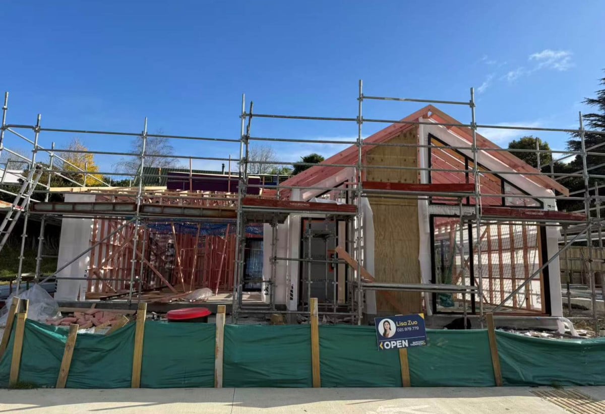 2 kitchens, Brandnew 5 beds (2 ensuites) 3 baths house, double garage, 1 bed granny, 175 Otuwairoa Esplanade, Papakura, Auckland