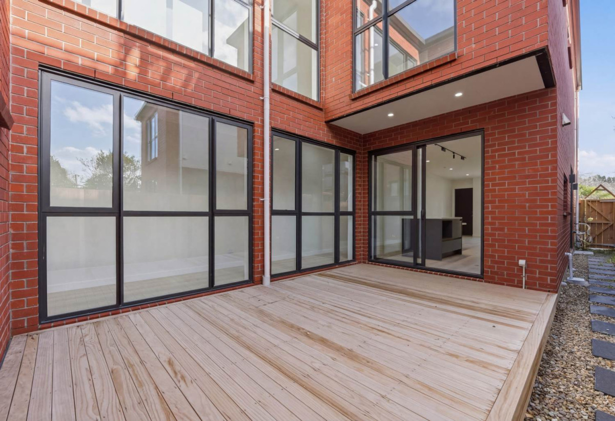 Brandnew Brick 4 beds (2 ensuite) 3.5 baths duplex home with tandem garage for 2 cars, close to schools, reserve, motorway access, 0.4 km to Ngakoroa School, 31C Burberry Road, Karaka, Auckland