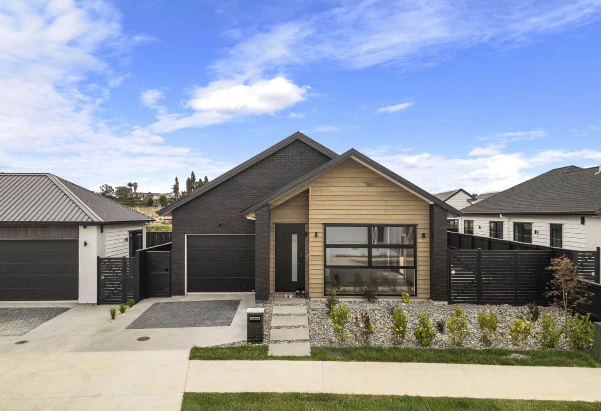 Built by Legendary Homes, Master Build 10-Year Guarantee, Brandnew 5 beds 2 baths house with garage and a private rear deck, With central air-conditioning, an electric fireplace, 15 Pupu Crescent, Papakura, Auckland
