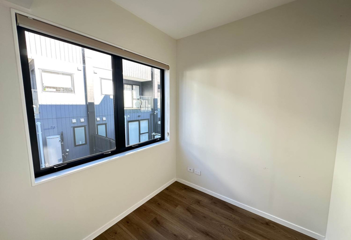 For rent, 3 beds (3 ensuites) + study 3.5 baths townhouse with garage, Central heating system brings comfort to every room., available 19th June, 5/245 Campbell Road, Greenlane, Auckland