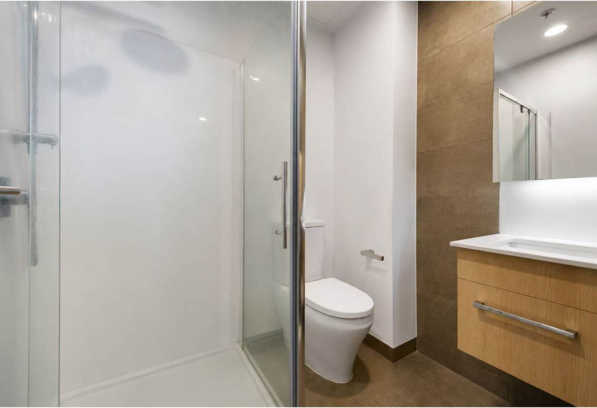 Double Grammar school zone, 37m2 Freehold 1 bed 1 bath studio apartment, Current weekly rental income of $450/pw, with a fixed term end on 6 Feb 2027, 0.9 km to Auckland Girls’ Grammar School, 1 km to Freemans Bay School, 1.7 km to Auckland Grammar, 1504/438 Queen Street, City Centre, Auckland