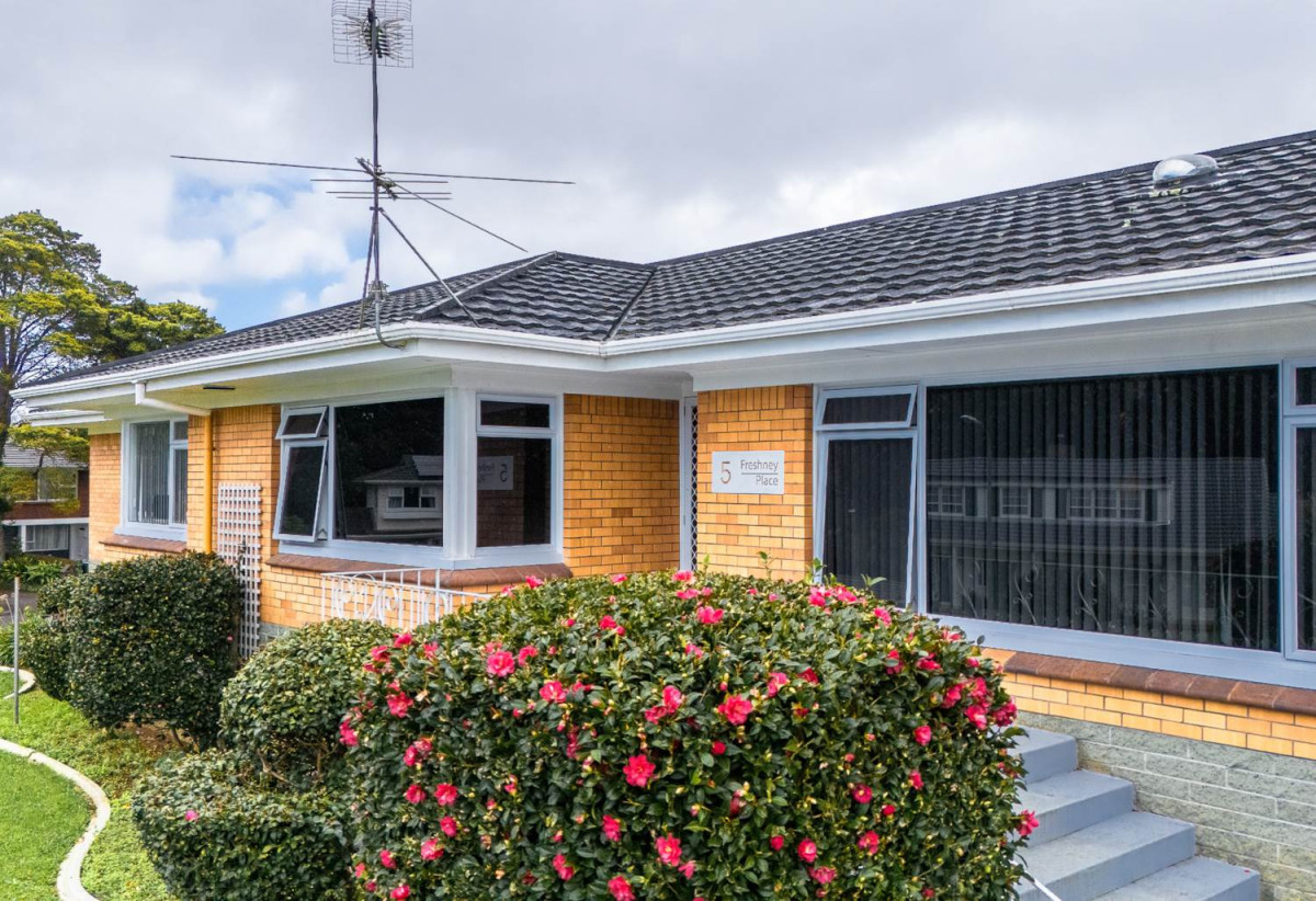 756m2 section, Renovated Brick and tile 3 beds 2 baths house with double garage, minutes to motorway access, Auckland Botanic Gardens, shops, schools, 5 Freshney Place, Hill Park, Auckland