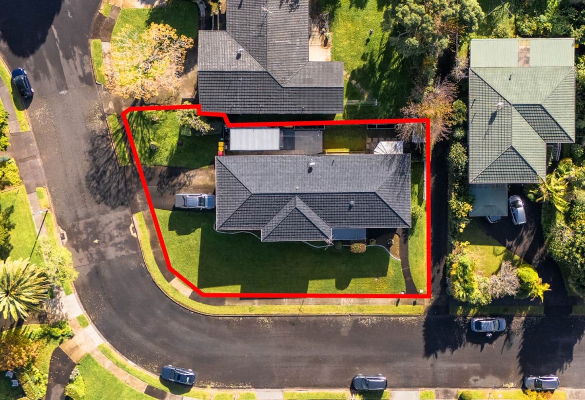756m2 section, Renovated Brick and tile 3 beds 2 baths house with double garage, minutes to motorway access, Auckland Botanic Gardens, shops, schools, 5 Freshney Place, Hill Park, Auckland