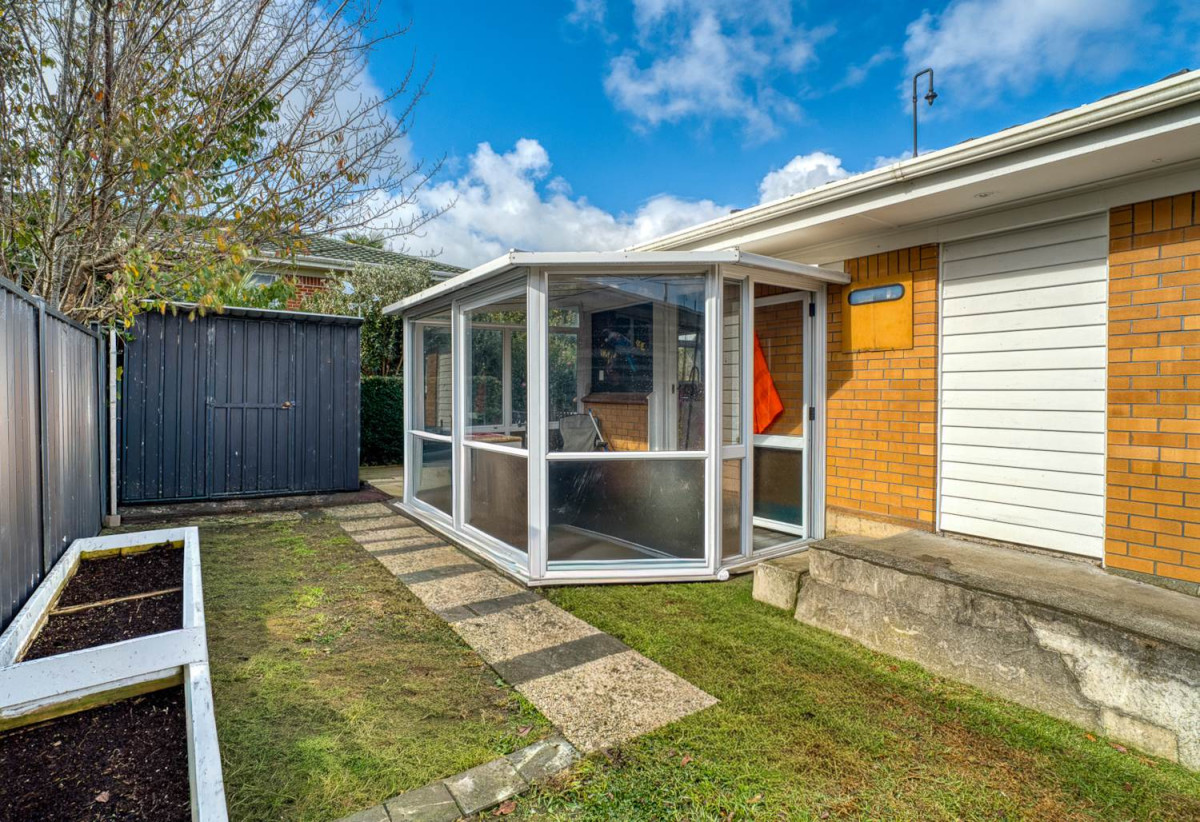 756m2 section, Renovated Brick and tile 3 beds 2 baths house with double garage, minutes to motorway access, Auckland Botanic Gardens, shops, schools, 5 Freshney Place, Hill Park, Auckland
