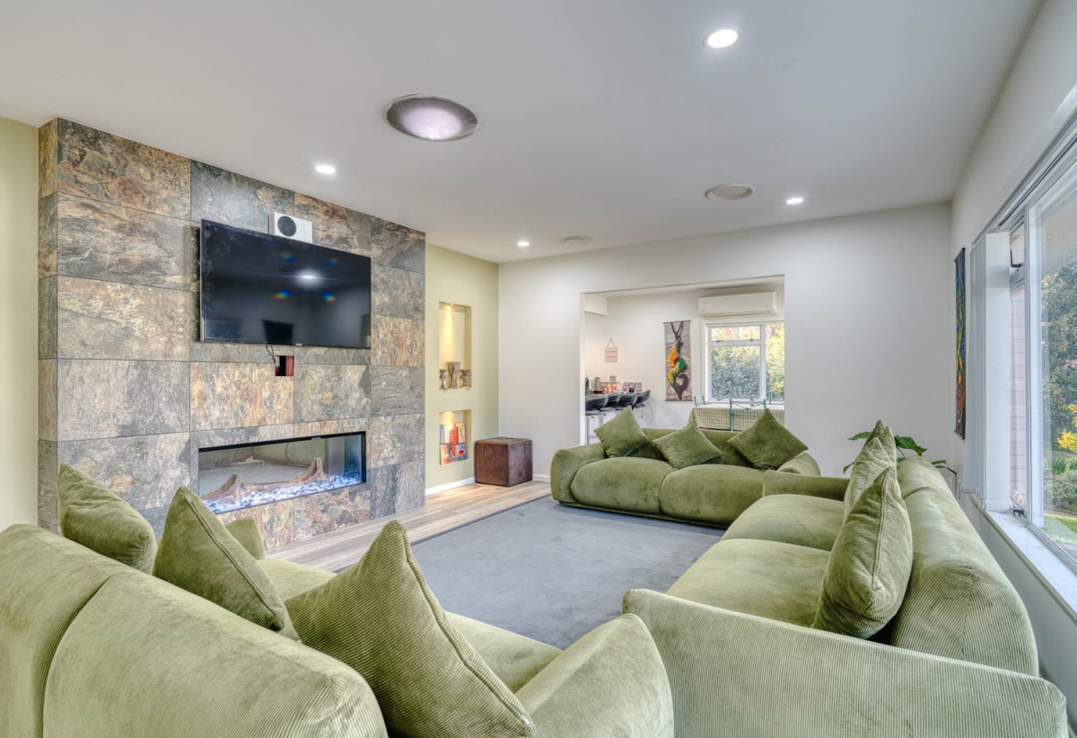 756m2 section, Renovated Brick and tile 3 beds 2 baths house with double garage, minutes to motorway access, Auckland Botanic Gardens, shops, schools, 5 Freshney Place, Hill Park, Auckland