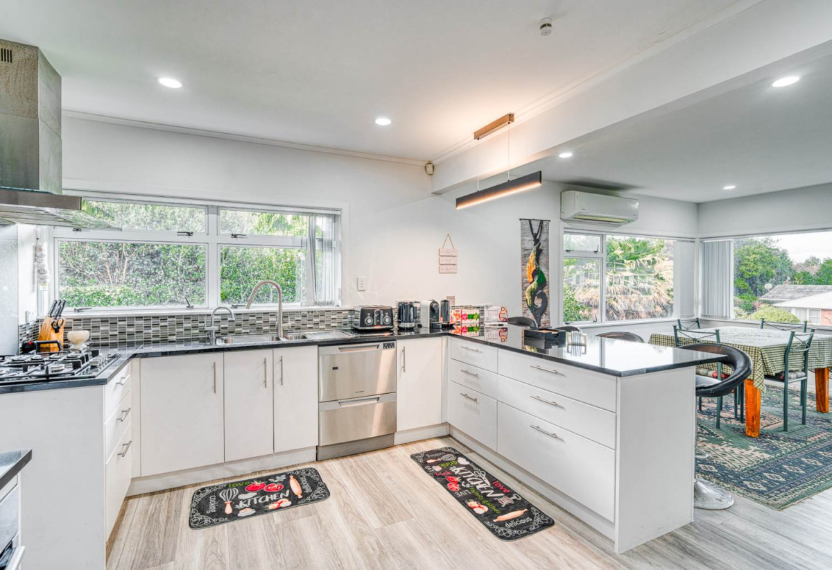 756m2 section, Renovated Brick and tile 3 beds 2 baths house with double garage, minutes to motorway access, Auckland Botanic Gardens, shops, schools, 5 Freshney Place, Hill Park, Auckland