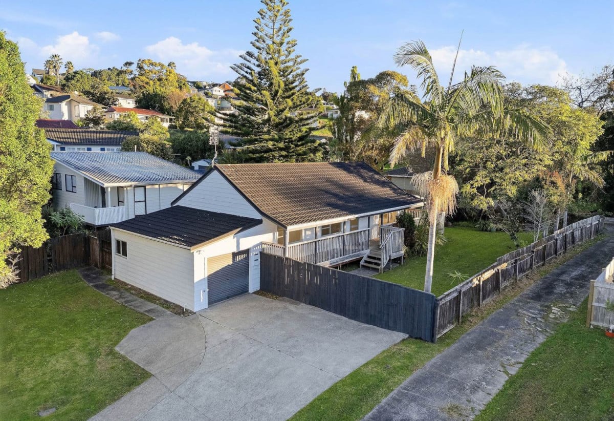 Newly Renovated – Opposite Reserve Park, 669m2 section, 3 beds 1 bath house with garage, close to schools, shops, beaches, 0.4 km to Glamorgan School, 1.3 km to Northcross Intermediate, 1.7 km to Long Bay College, 39 Cranston Street, Torbay, Auckland