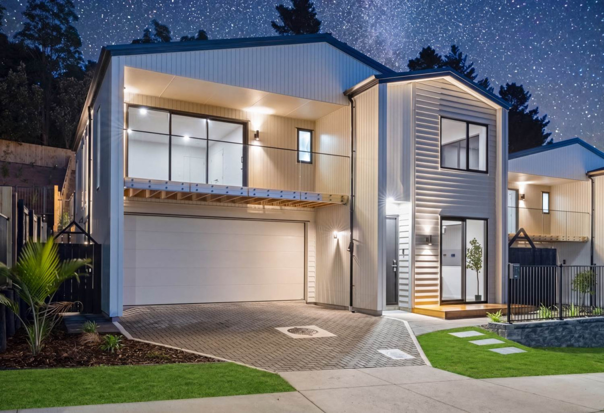 610n2 section, Built by Mars Living Construction, and presented as the development’s show home, 5 beds 3 baths house with double garage, 1 ensuite ground floor, Central air-conditioning with individual room controls, Underfloor heating in bathrooms, 0.5 km to Nukumea School, 2 km to Orewa College, 244A West Hoe Heights, Orewa, Auckland