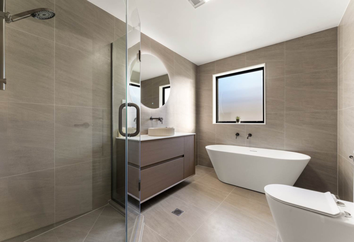 610n2 section, Built by Mars Living Construction, and presented as the development’s show home, 5 beds 3 baths house with double garage, 1 ensuite ground floor, Central air-conditioning with individual room controls, Underfloor heating in bathrooms, 0.5 km to Nukumea School, 2 km to Orewa College, 244A West Hoe Heights, Orewa, Auckland