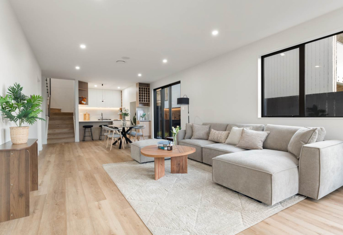 610n2 section, Built by Mars Living Construction, and presented as the development’s show home, 5 beds 3 baths house with double garage, 1 ensuite ground floor, Central air-conditioning with individual room controls, Underfloor heating in bathrooms, 0.5 km to Nukumea School, 2 km to Orewa College, 244A West Hoe Heights, Orewa, Auckland