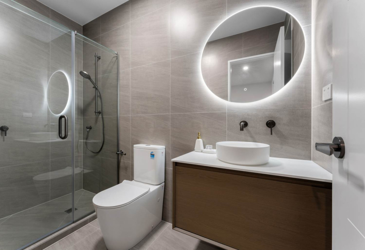610n2 section, Built by Mars Living Construction, and presented as the development’s show home, 5 beds 3 baths house with double garage, 1 ensuite ground floor, Central air-conditioning with individual room controls, Underfloor heating in bathrooms, 0.5 km to Nukumea School, 2 km to Orewa College, 244A West Hoe Heights, Orewa, Auckland