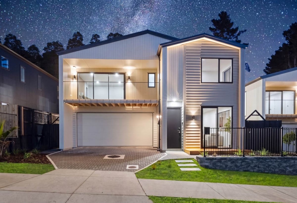 610n2 section, Built by Mars Living Construction, and presented as the development’s show home, 5 beds 3 baths house with double garage, 1 ensuite ground floor, Central air-conditioning with individual room controls, Underfloor heating in bathrooms, 0.5 km to Nukumea School, 2 km to Orewa College, 244A West Hoe Heights, Orewa, Auckland