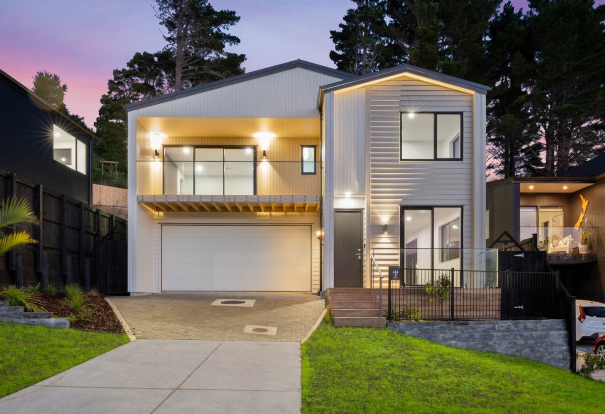 408m2 section, Built by Mars Living Construction, and presented as the development’s show home, 5 beds 3 baths house with double garage, 1 ensuite ground floor, Central air-conditioning with individual room controls, Underfloor heating in bathrooms, 0.5 km to Nukumea School, 2 km to Orewa College, 244D West Hoe Heights, Orewa, Auckland