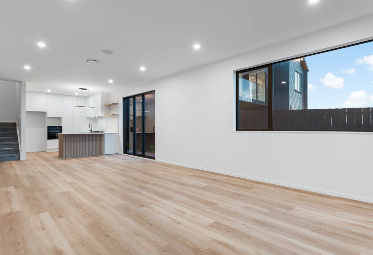 408m2 section, Built by Mars Living Construction, and presented as the development’s show home, 5 beds 3 baths house with double garage, 1 ensuite ground floor, Central air-conditioning with individual room controls, Underfloor heating in bathrooms, 0.5 km to Nukumea School, 2 km to Orewa College, 244D West Hoe Heights, Orewa, Auckland