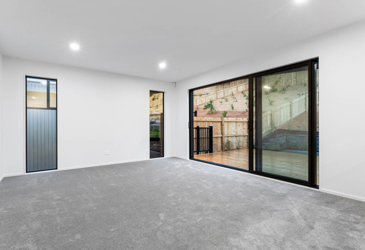 626m2 section, Built by Mars Living Construction, and presented as the development’s show home, 5 beds 3 baths house with double garage, 1 ensuite ground floor, Central air-conditioning with individual room controls, Underfloor heating in bathrooms, 0.5 km to Nukumea School, 2 km to Orewa College, 244B West Hoe Heights, Orewa, Auckland