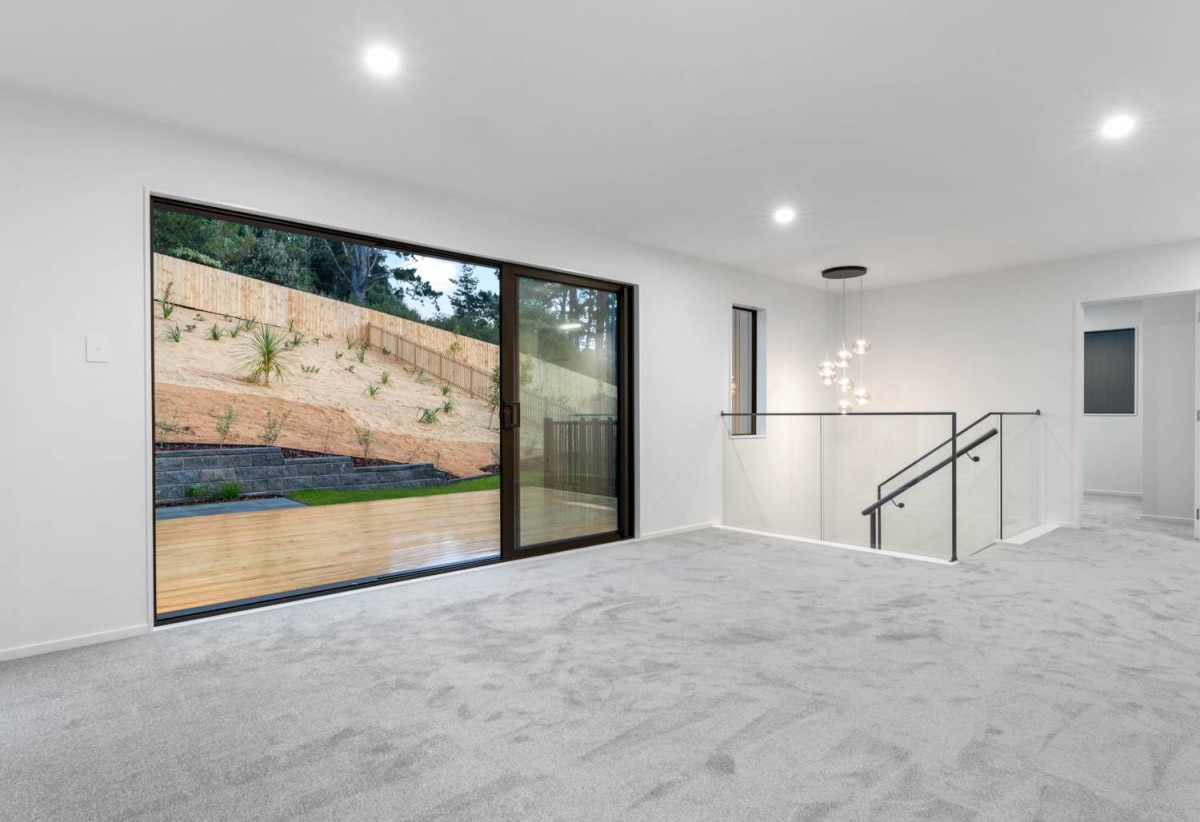 626m2 section, Built by Mars Living Construction, and presented as the development’s show home, 5 beds 3 baths house with double garage, 1 ensuite ground floor, Central air-conditioning with individual room controls, Underfloor heating in bathrooms, 0.5 km to Nukumea School, 2 km to Orewa College, 244B West Hoe Heights, Orewa, Auckland