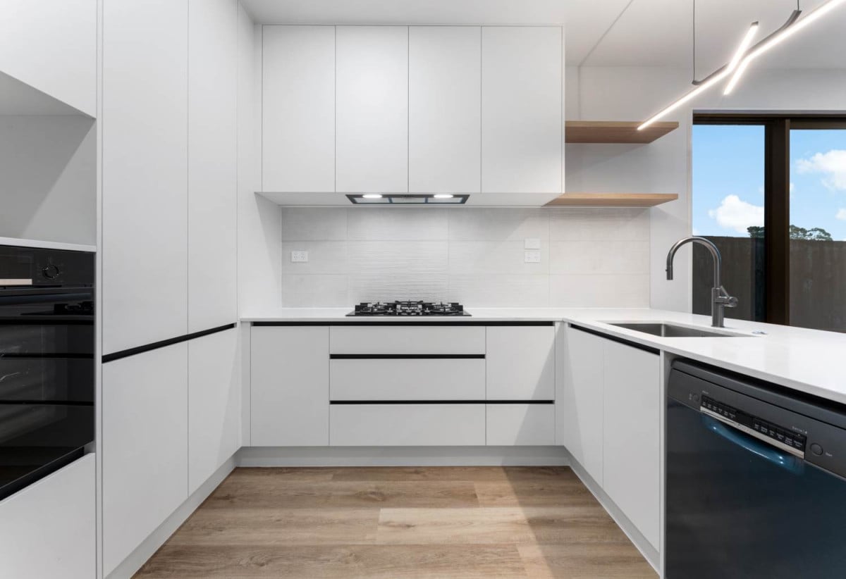 626m2 section, Built by Mars Living Construction, and presented as the development’s show home, 5 beds 3 baths house with double garage, 1 ensuite ground floor, Central air-conditioning with individual room controls, Underfloor heating in bathrooms, 0.5 km to Nukumea School, 2 km to Orewa College, 244B West Hoe Heights, Orewa, Auckland