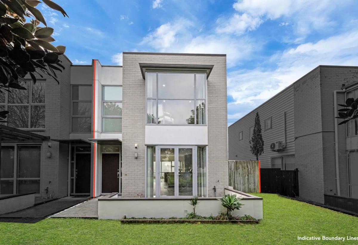 Nearby Bruce Pulman Park, 3 beds 2.5 baths home with A standalone double garage, easy access to schools, local shops, 1.2 km to Kauri Flats School and Takanini School, 87 Popokatea Drive, Takanini, Auckland