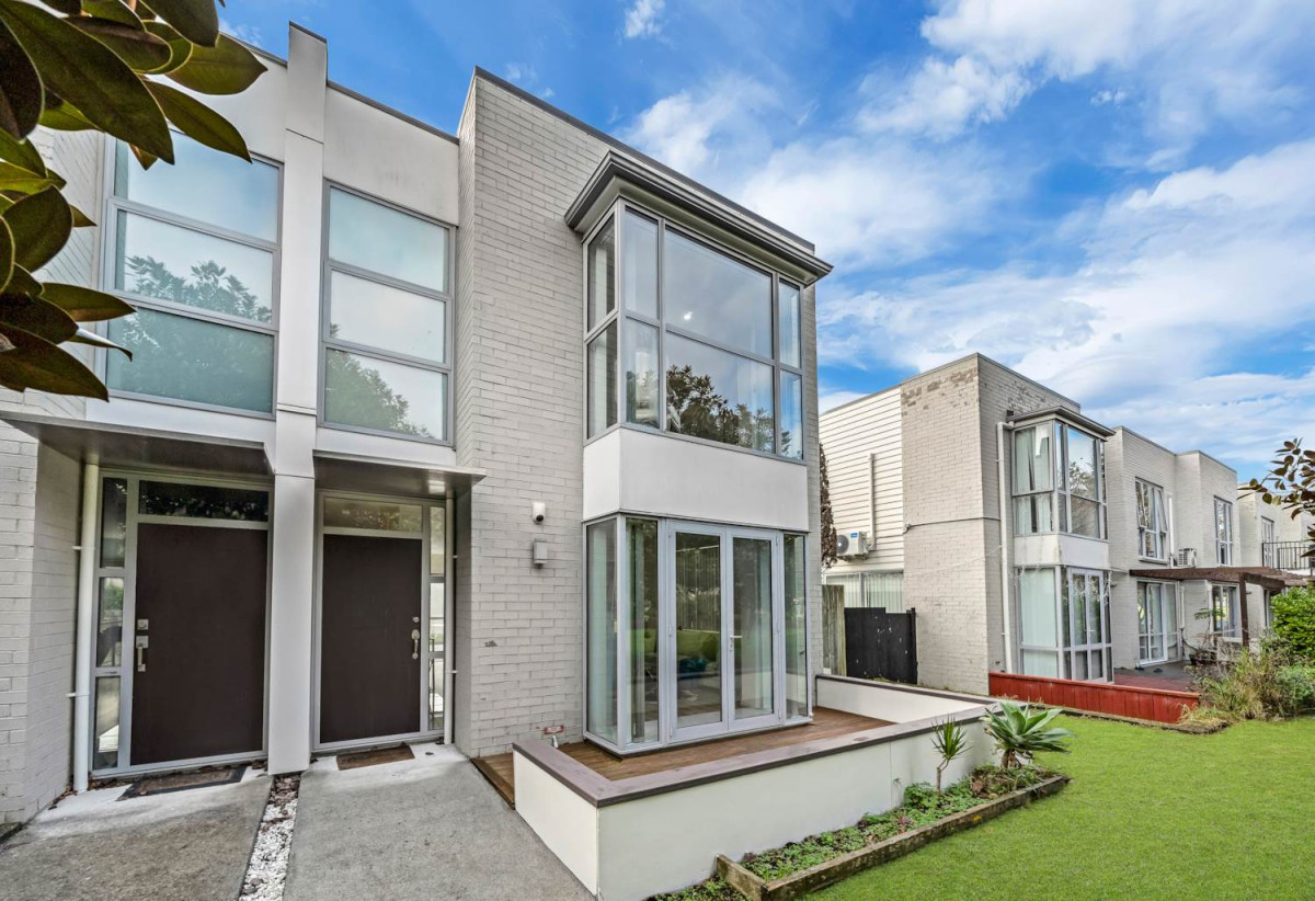Nearby Bruce Pulman Park, 3 beds 2.5 baths home with A standalone double garage, easy access to schools, local shops, 1.2 km to Kauri Flats School and Takanini School, 87 Popokatea Drive, Takanini, Auckland
