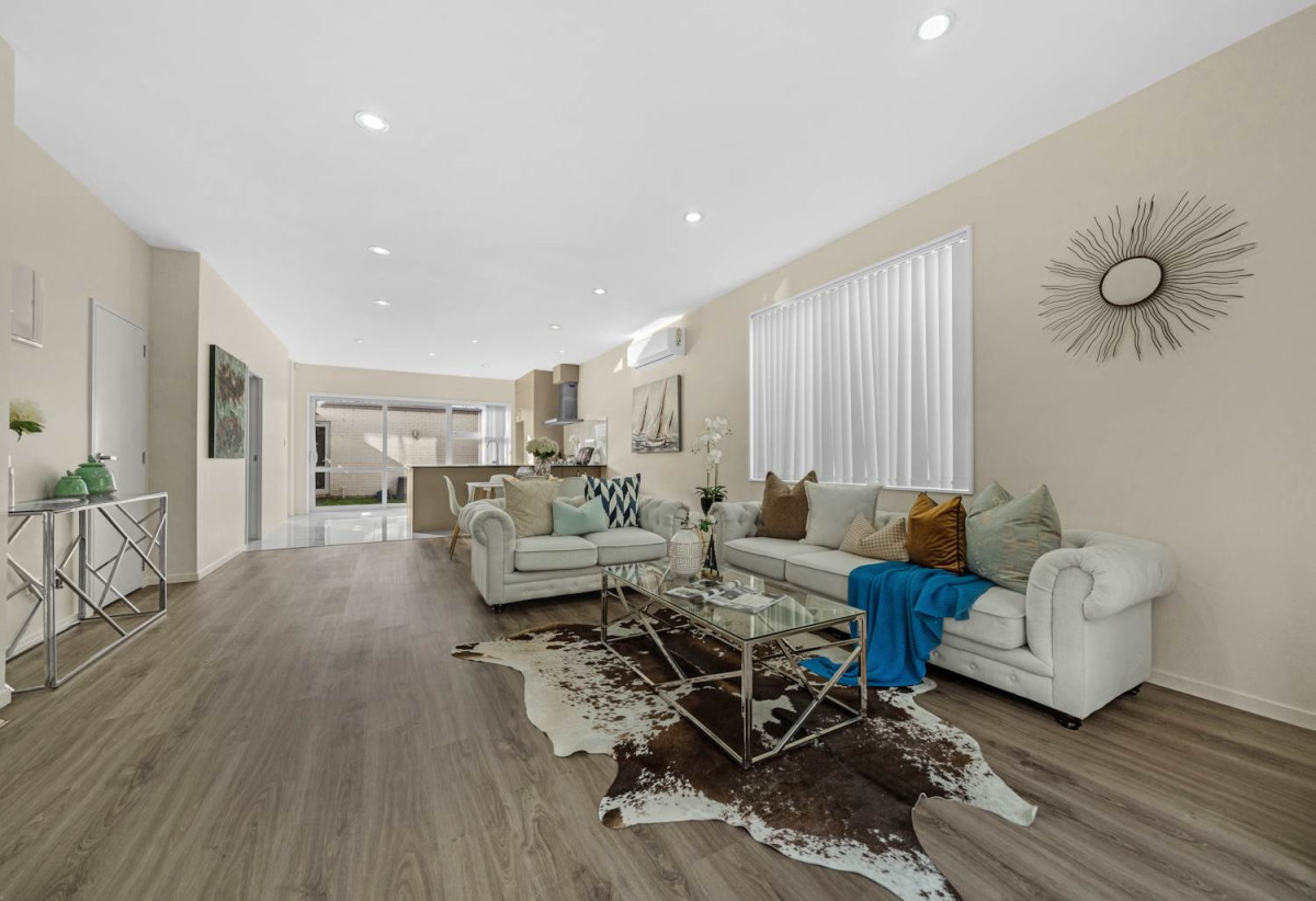 Nearby Bruce Pulman Park, 3 beds 2.5 baths home with A standalone double garage, easy access to schools, local shops, 1.2 km to Kauri Flats School and Takanini School, 87 Popokatea Drive, Takanini, Auckland