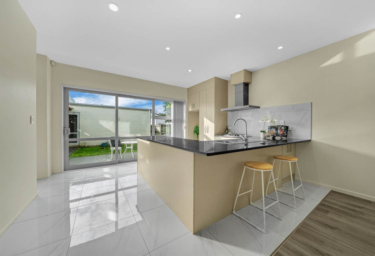 Nearby Bruce Pulman Park, 3 beds 2.5 baths home with A standalone double garage, easy access to schools, local shops, 1.2 km to Kauri Flats School and Takanini School, 87 Popokatea Drive, Takanini, Auckland