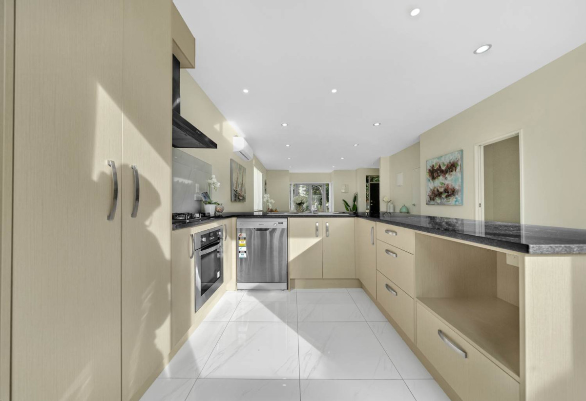 Nearby Bruce Pulman Park, 3 beds 2.5 baths home with A standalone double garage, easy access to schools, local shops, 1.2 km to Kauri Flats School and Takanini School, 87 Popokatea Drive, Takanini, Auckland