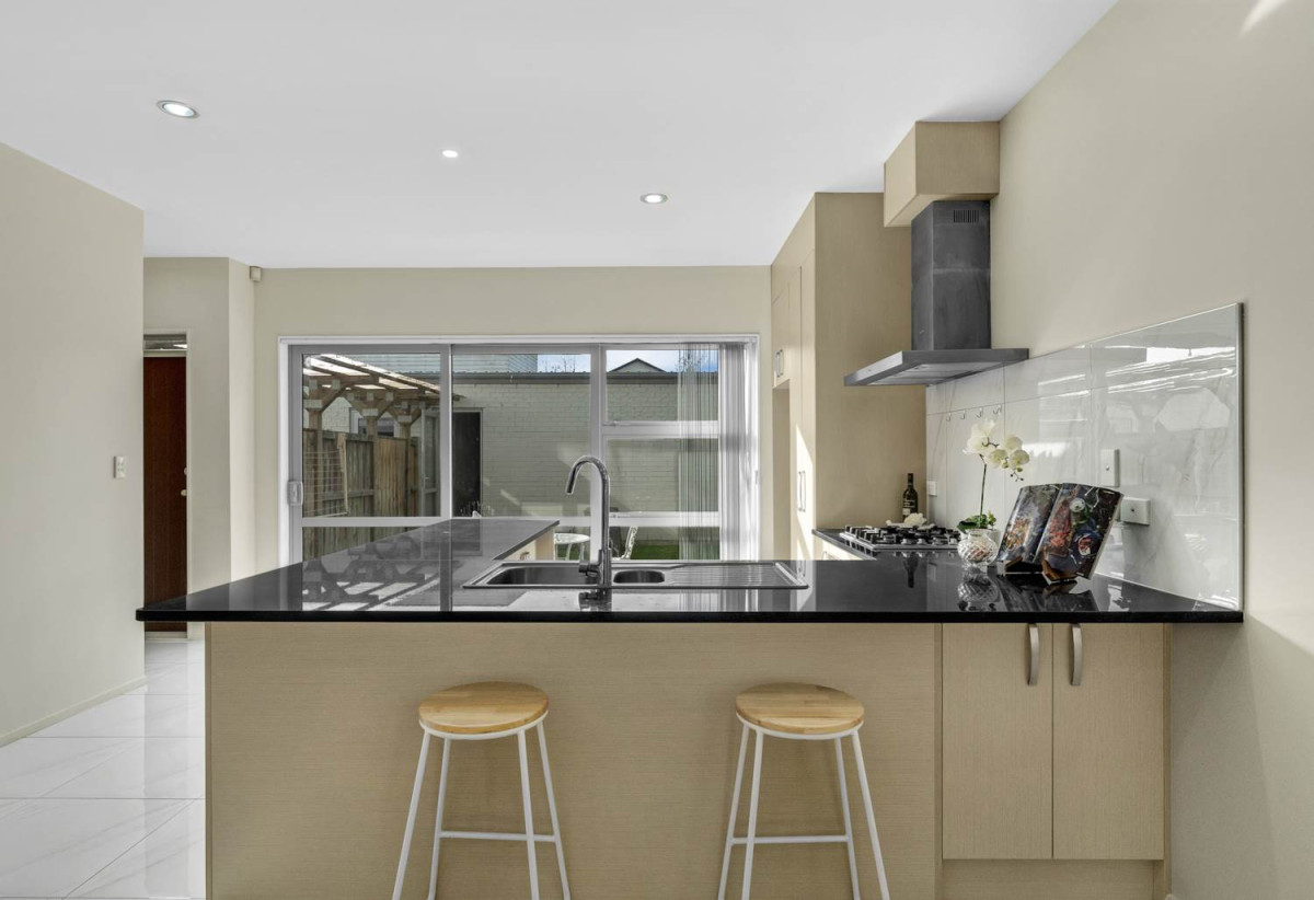 Nearby Bruce Pulman Park, 3 beds 2.5 baths home with A standalone double garage, easy access to schools, local shops, 1.2 km to Kauri Flats School and Takanini School, 87 Popokatea Drive, Takanini, Auckland