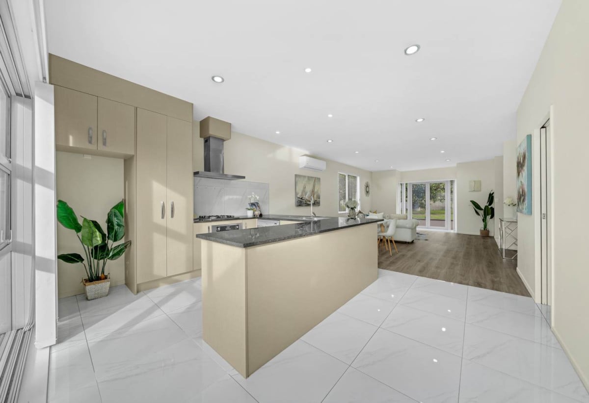 Nearby Bruce Pulman Park, 3 beds 2.5 baths home with A standalone double garage, easy access to schools, local shops, 1.2 km to Kauri Flats School and Takanini School, 87 Popokatea Drive, Takanini, Auckland