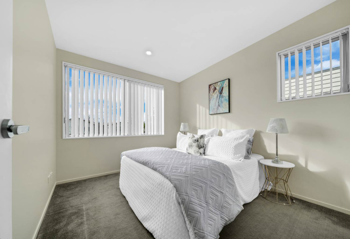 Nearby Bruce Pulman Park, 3 beds 2.5 baths home with A standalone double garage, easy access to schools, local shops, 1.2 km to Kauri Flats School and Takanini School, 87 Popokatea Drive, Takanini, Auckland