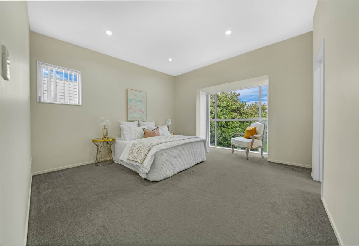 Nearby Bruce Pulman Park, 3 beds 2.5 baths home with A standalone double garage, easy access to schools, local shops, 1.2 km to Kauri Flats School and Takanini School, 87 Popokatea Drive, Takanini, Auckland