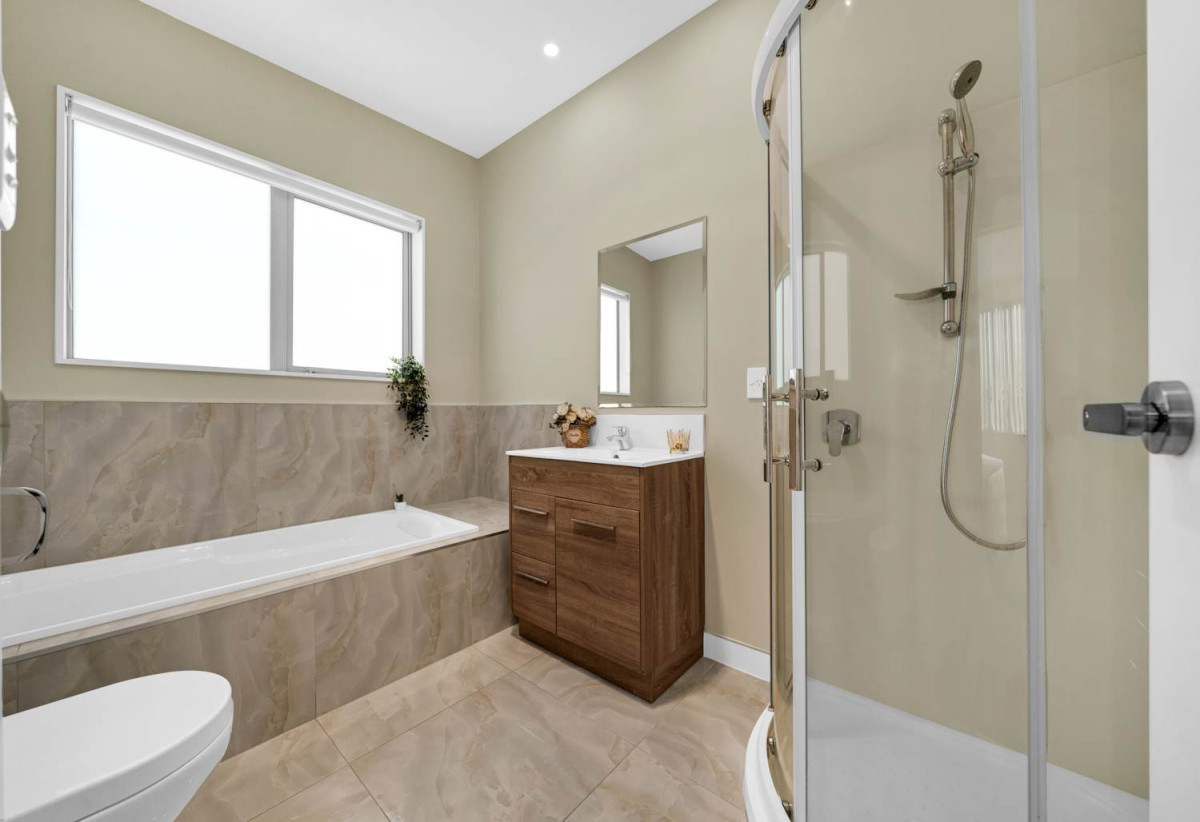 Nearby Bruce Pulman Park, 3 beds 2.5 baths home with A standalone double garage, easy access to schools, local shops, 1.2 km to Kauri Flats School and Takanini School, 87 Popokatea Drive, Takanini, Auckland