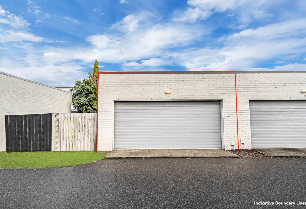 Nearby Bruce Pulman Park, 3 beds 2.5 baths home with A standalone double garage, easy access to schools, local shops, 1.2 km to Kauri Flats School and Takanini School, 87 Popokatea Drive, Takanini, Auckland