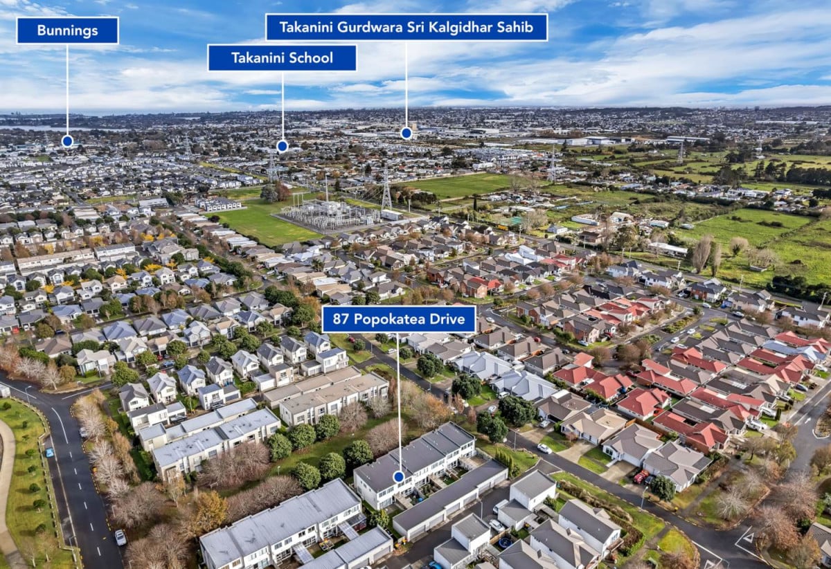 Nearby Bruce Pulman Park, 3 beds 2.5 baths home with A standalone double garage, easy access to schools, local shops, 1.2 km to Kauri Flats School and Takanini School, 87 Popokatea Drive, Takanini, Auckland