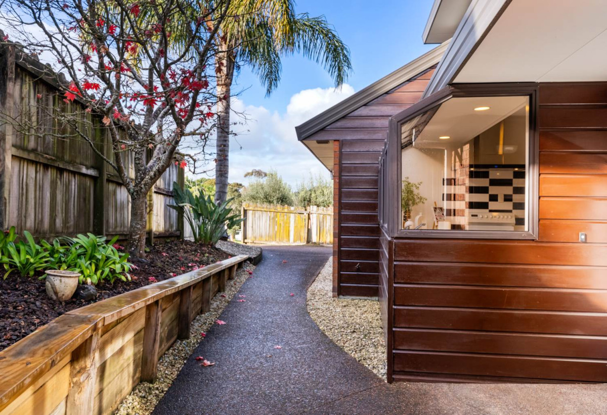 Macleans College zone, Solid brick and cedar construction, Standalone 3 beds 2 baths house with double garage, 0.7 km to Pigeon Mountain School, 0.9 km to Bucklands Beach Intermediate, 1.3 km to Macleans College, 1/28 Britannia Place, Half Moon Bay, Auckland
