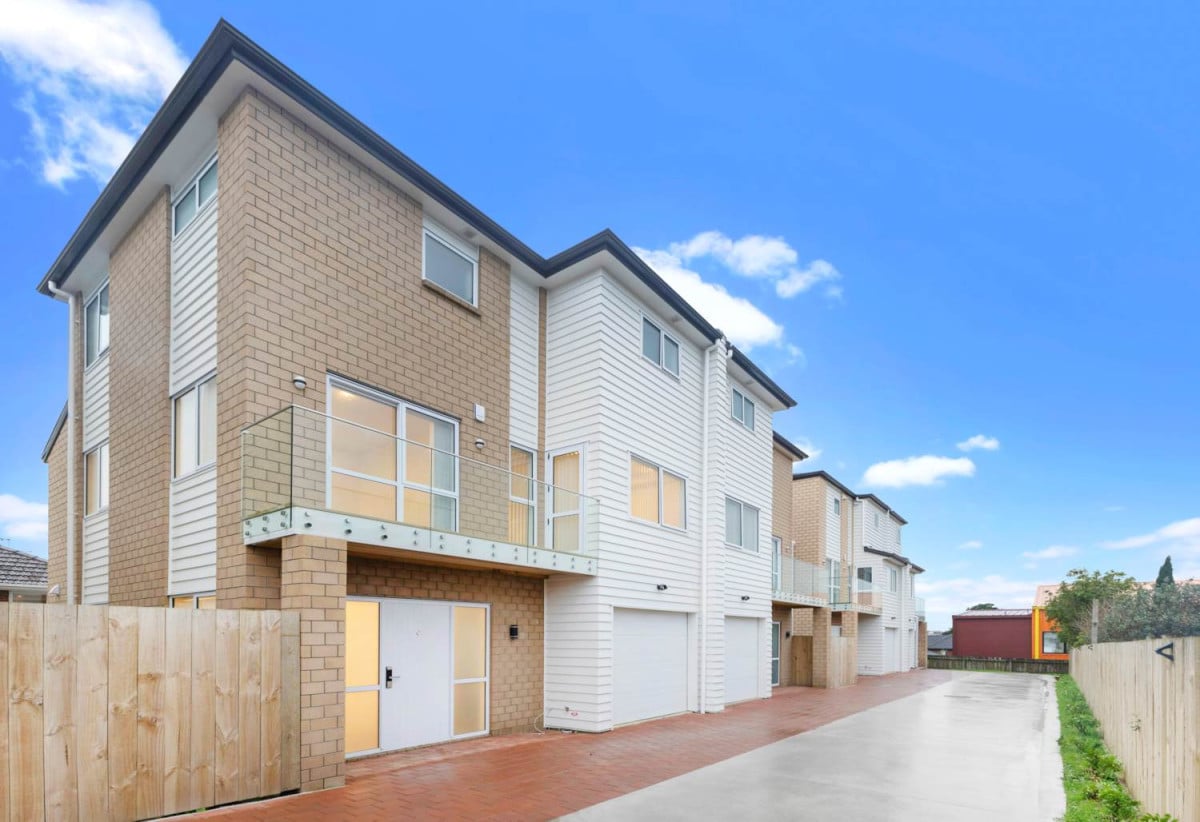 181m2 Brandnew 5 beds (2 ensuites) 3.5 baths home, Tandem internal-access garage for 2 cars, Expansive decking, In zone for Howick Intermediate, Howick College, Santa Maria College and Owairoa Primary School, 46D Elliot Street, Howick, Auckland