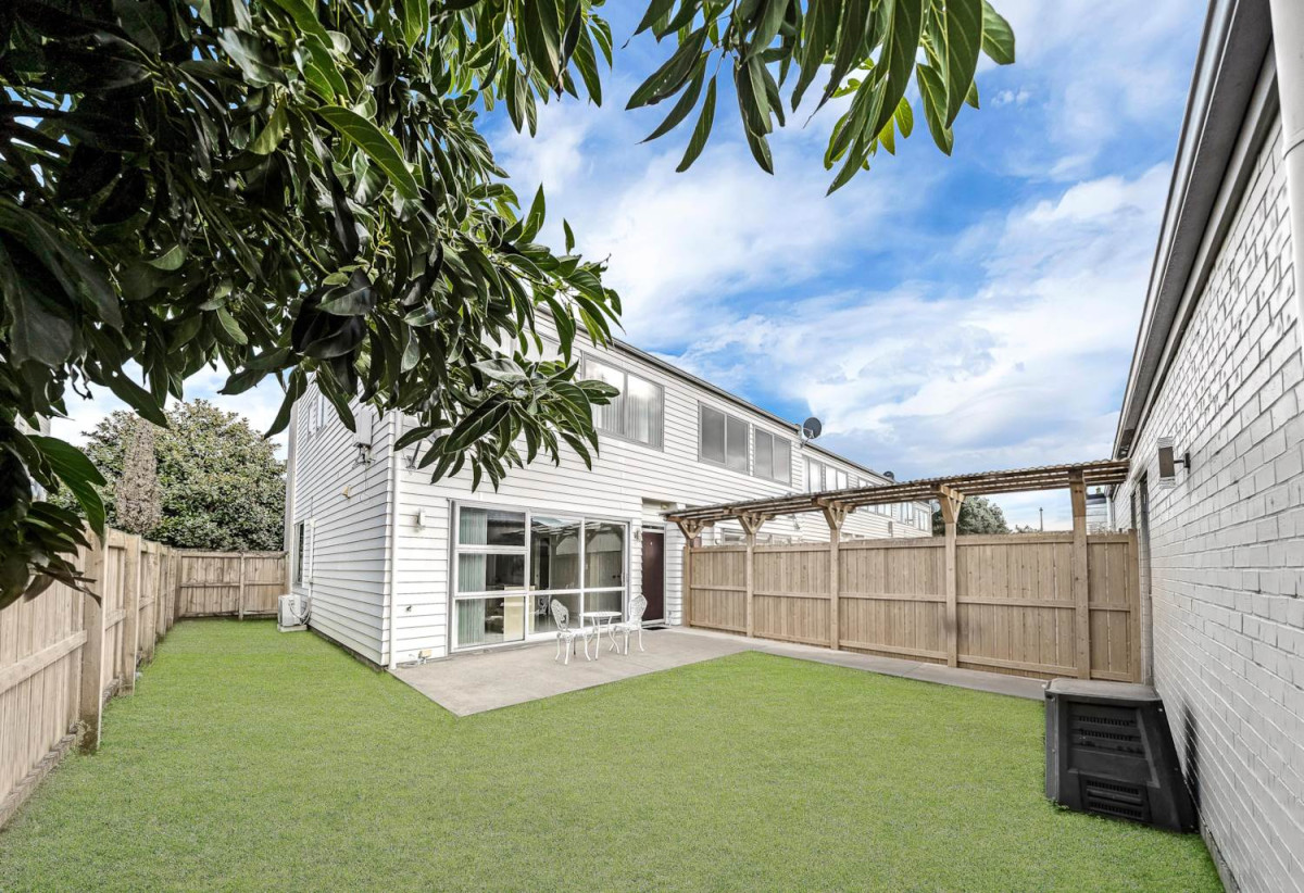 Nearby Bruce Pulman Park, 3 beds 2.5 baths home with A standalone double garage, easy access to schools, local shops, 1.2 km to Kauri Flats School and Takanini School, 87 Popokatea Drive, Takanini, Auckland