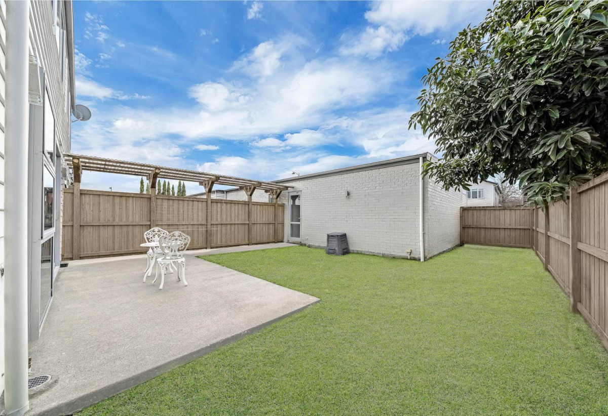 Nearby Bruce Pulman Park, 3 beds 2.5 baths home with A standalone double garage, easy access to schools, local shops, 1.2 km to Kauri Flats School and Takanini School, 87 Popokatea Drive, Takanini, Auckland