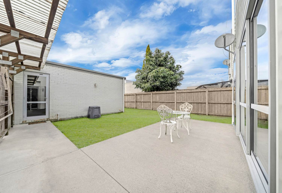 Nearby Bruce Pulman Park, 3 beds 2.5 baths home with A standalone double garage, easy access to schools, local shops, 1.2 km to Kauri Flats School and Takanini School, 87 Popokatea Drive, Takanini, Auckland