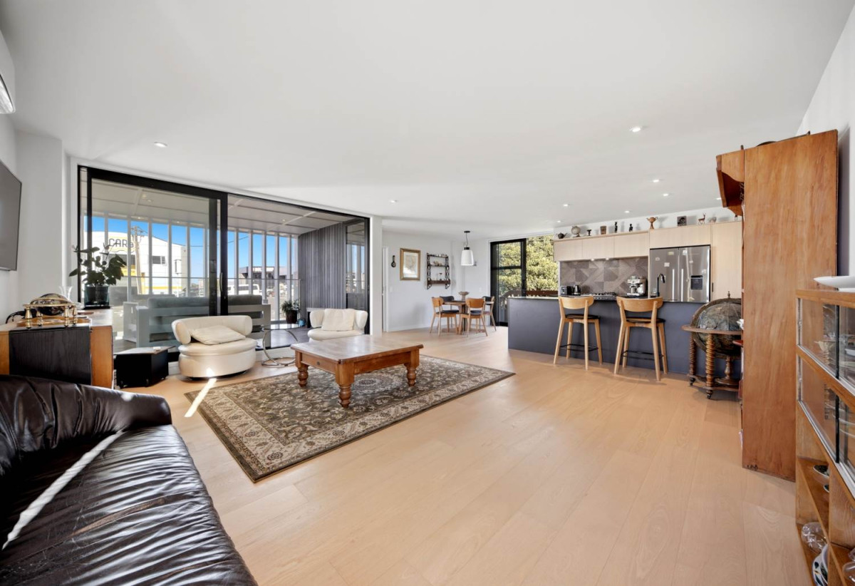 Double Westlake school zone, 4 beds (1 ensuite) 2.5 baths home with garage, 1 bed 1 bath ground floor, within walking distance to Pak’nSave, Golden Apple Supermarket, Patch Café, local shops, 0.6 km to Glenfield Intermediate School, 1.1 km to Sunnybrae Normal School and Westlake Boys’ High School, 1.3 km to Westlake Girls’ High School, 174A Archers Road, Glenfield, Auckland