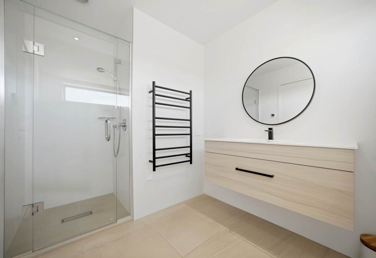 Double Westlake school zone, 4 beds (1 ensuite) 2.5 baths home with garage, 1 bed 1 bath ground floor, within walking distance to Pak’nSave, Golden Apple Supermarket, Patch Café, local shops, 0.6 km to Glenfield Intermediate School, 1.1 km to Sunnybrae Normal School and Westlake Boys’ High School, 1.3 km to Westlake Girls’ High School, 174A Archers Road, Glenfield, Auckland