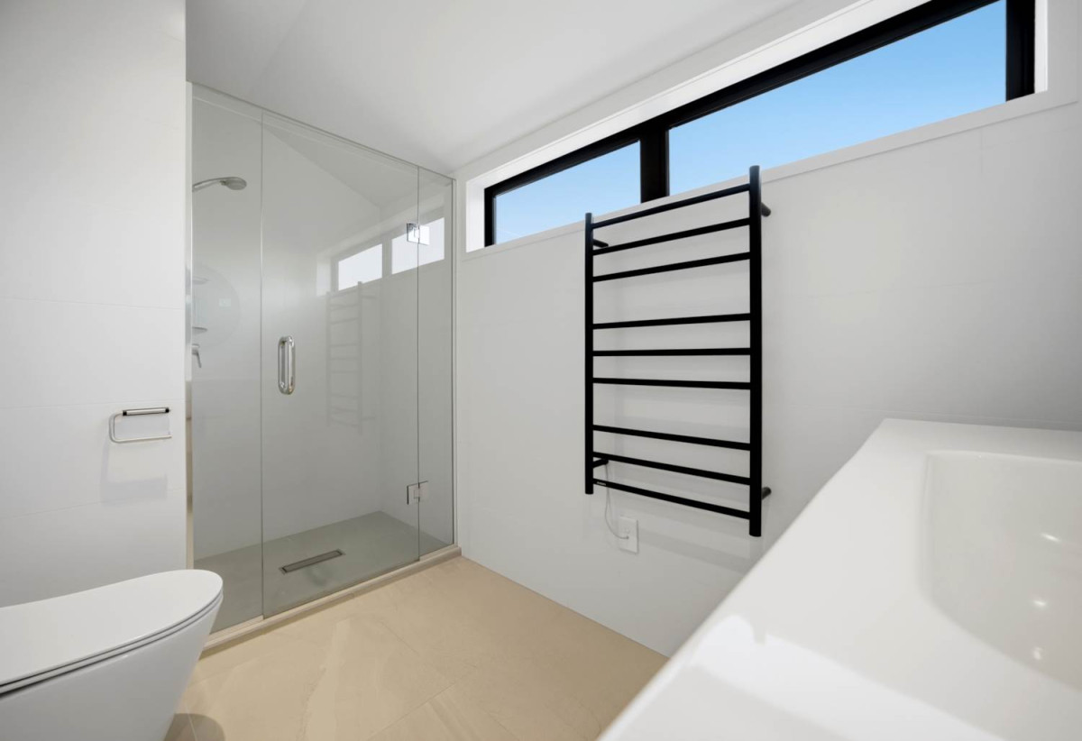 Double Westlake school zone, 4 beds (1 ensuite) 2.5 baths home with garage, 1 bed 1 bath ground floor, within walking distance to Pak’nSave, Golden Apple Supermarket, Patch Café, local shops, 0.6 km to Glenfield Intermediate School, 1.1 km to Sunnybrae Normal School and Westlake Boys’ High School, 1.3 km to Westlake Girls’ High School, 174A Archers Road, Glenfield, Auckland