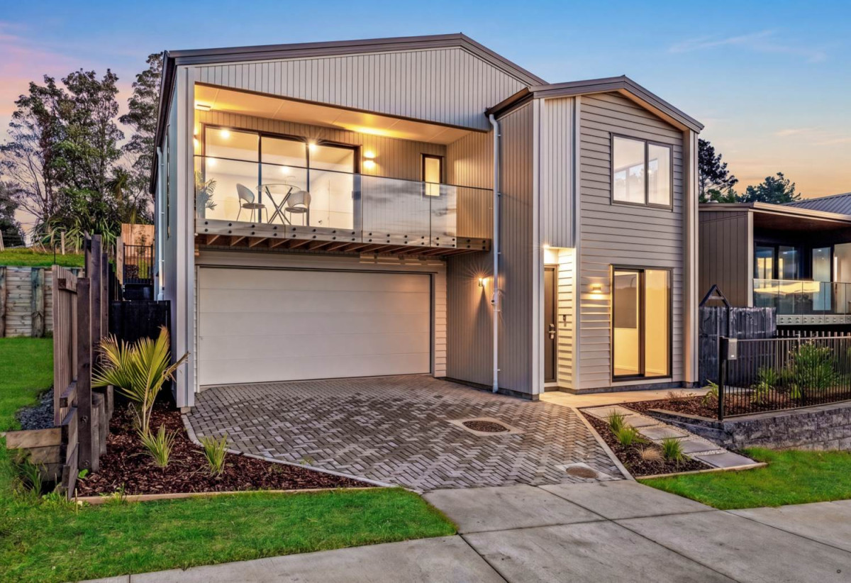 Built by Mars Living Construction, and presented as the development’s show home, 5 beds 3 baths house with double garage, 1 ensuite ground floor, Central air-conditioning with individual room controls, Underfloor heating in bathrooms, 0.5 km to Nukumea School, 2 km to Orewa College, 242, 244 West Hoe Heights, Orewa, Auckland