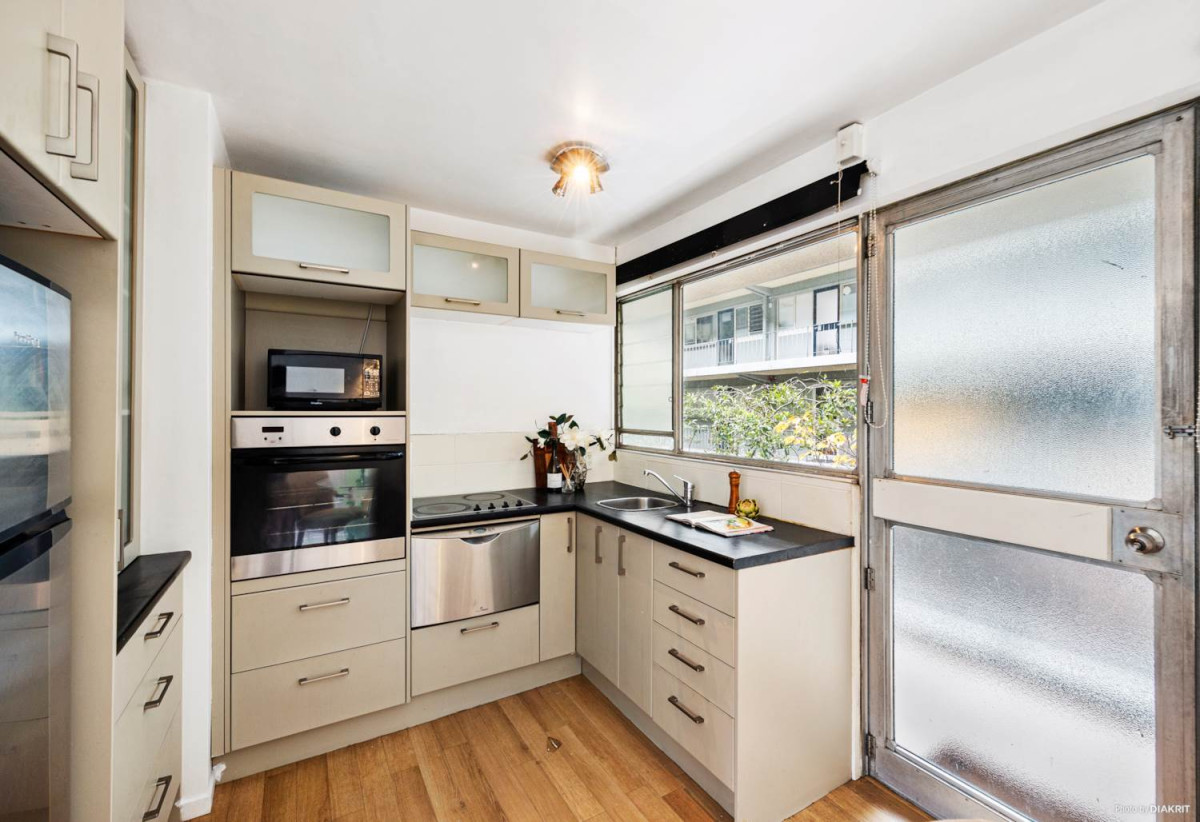 Double Grammar school zone, Situated in the sought-after Belvue Complex, 38m2 1 bed 1 bath apartment, move-in ready, 0.9 km to Newmarket School, 1.2 km to Auckland Grammar and Parnell School, 1.4 km to Epsom Girls’ Grammar School, 208/9 Sarawia Street, Newmarket, Auckland