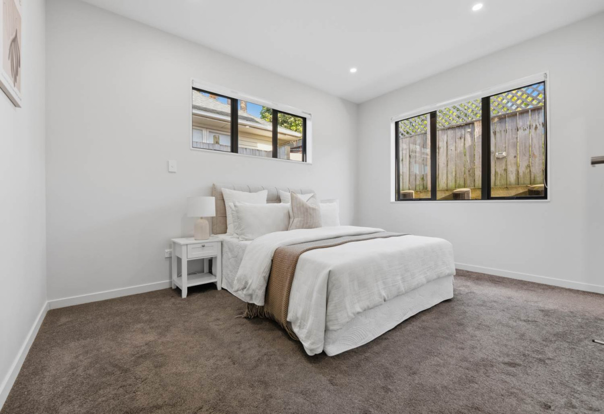 Motivated vendors, 5 Beds (2 ensuites) 3.5 baths house with double garage, 1 ensuite ground floor, close to schools, Lynn Mall, 0.5 km to Kelston Girls’ College, 0.6 km to Kelston School, 1 km to Kelston Boys’ High School, 1A Maunder Place, New Lynn, Auckland