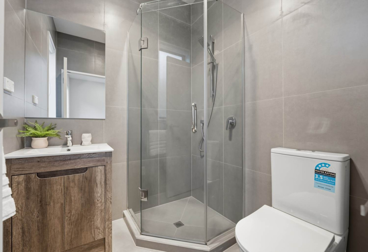 Motivated vendors, 5 Beds (2 ensuites) 3.5 baths house with double garage, 1 ensuite ground floor, close to schools, Lynn Mall, 0.5 km to Kelston Girls’ College, 0.6 km to Kelston School, 1 km to Kelston Boys’ High School, 1A Maunder Place, New Lynn, Auckland