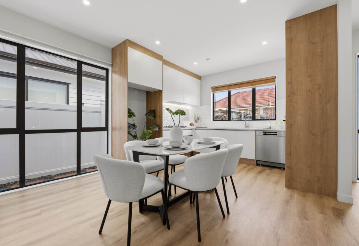Motivated vendors, 5 Beds (2 ensuites) 3.5 baths house with double garage, 1 ensuite ground floor, close to schools, Lynn Mall, 0.5 km to Kelston Girls’ College, 0.6 km to Kelston School, 1 km to Kelston Boys’ High School, 1A Maunder Place, New Lynn, Auckland