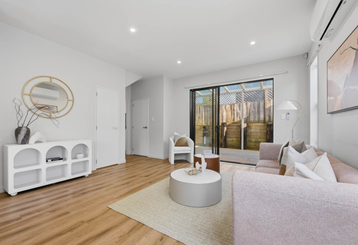 Motivated vendors, 5 Beds (2 ensuites) 3.5 baths house with double garage, 1 ensuite ground floor, close to schools, Lynn Mall, 0.5 km to Kelston Girls’ College, 0.6 km to Kelston School, 1 km to Kelston Boys’ High School, 1A Maunder Place, New Lynn, Auckland