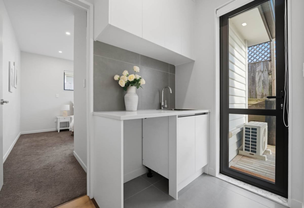 Motivated vendors, 5 Beds (2 ensuites) 3.5 baths house with double garage, 1 ensuite ground floor, close to schools, Lynn Mall, 0.5 km to Kelston Girls’ College, 0.6 km to Kelston School, 1 km to Kelston Boys’ High School, 1A Maunder Place, New Lynn, Auckland