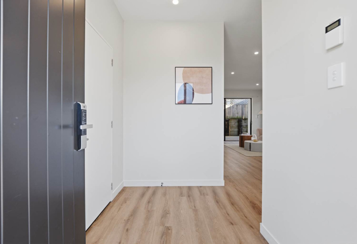 Motivated vendors, 5 Beds (2 ensuites) 3.5 baths house with double garage, 1 ensuite ground floor, close to schools, Lynn Mall, 0.5 km to Kelston Girls’ College, 0.6 km to Kelston School, 1 km to Kelston Boys’ High School, 1A Maunder Place, New Lynn, Auckland