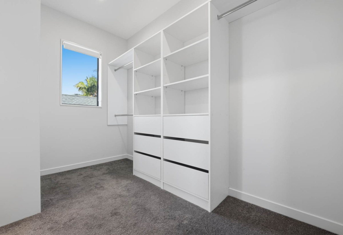 Motivated vendors, 5 Beds (2 ensuites) 3.5 baths house with double garage, 1 ensuite ground floor, close to schools, Lynn Mall, 0.5 km to Kelston Girls’ College, 0.6 km to Kelston School, 1 km to Kelston Boys’ High School, 1A Maunder Place, New Lynn, Auckland